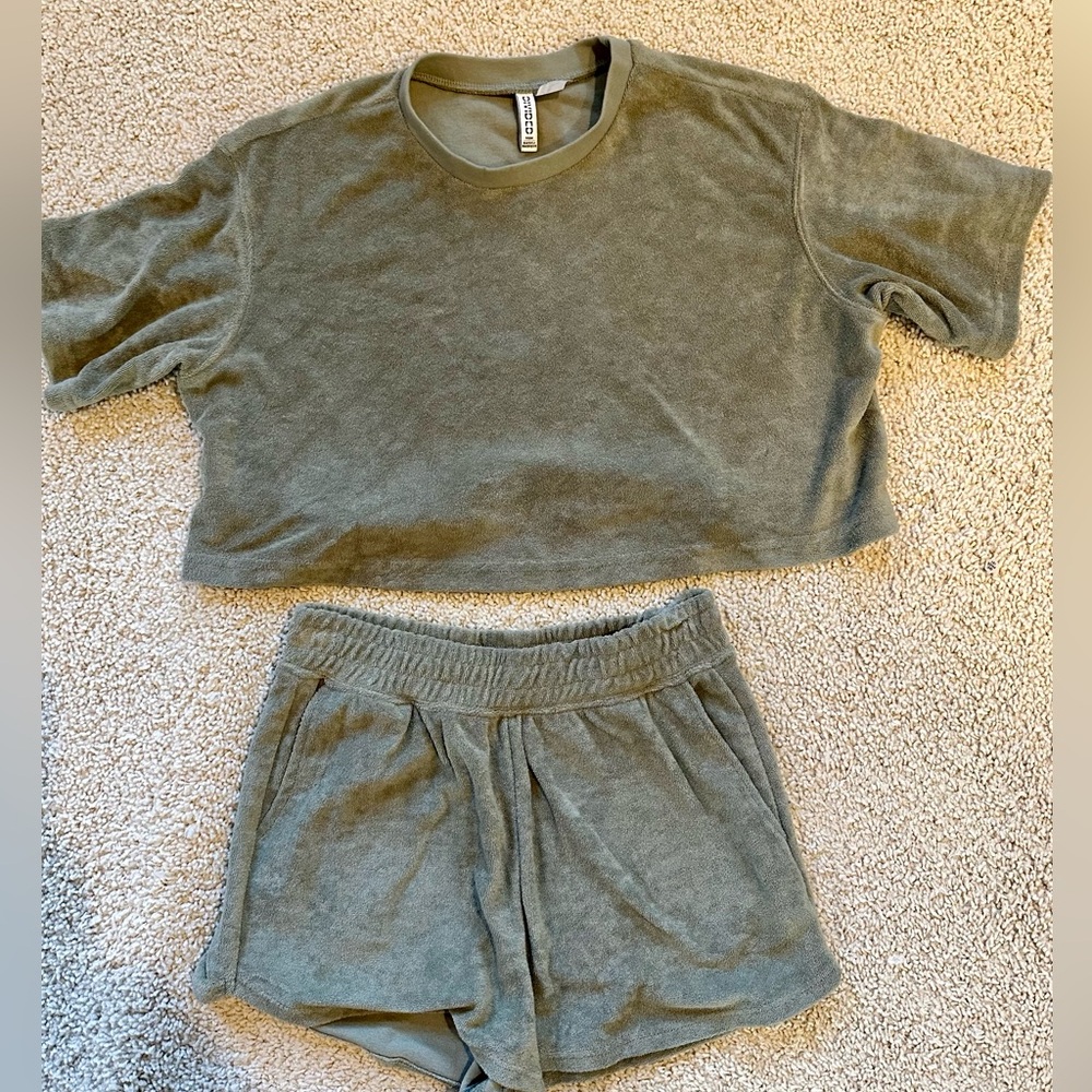 H & M Divided Green Set Crop T shirt and shorts XS